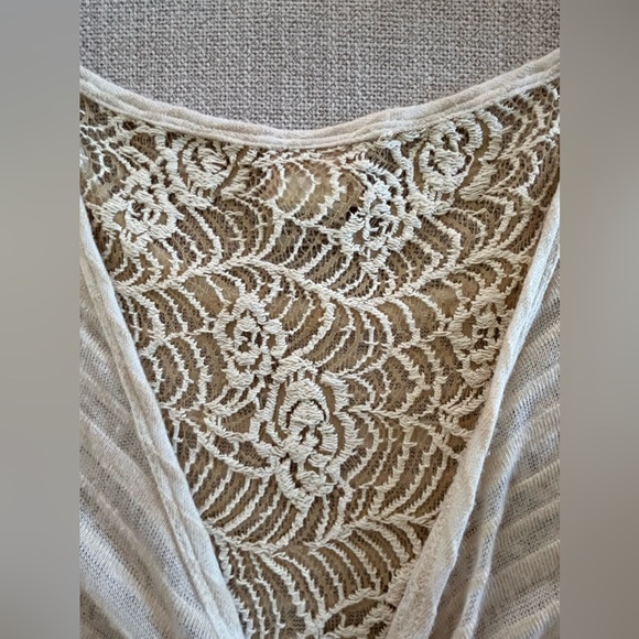 Daytrip Sandy Beige Short Sleeve Crocheted Lace Back Top. Size Small - Picture 7 of 13
